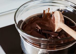 סודות הטמפרור: כל מה שצריך לדעת על הכנת שוקולד בבית